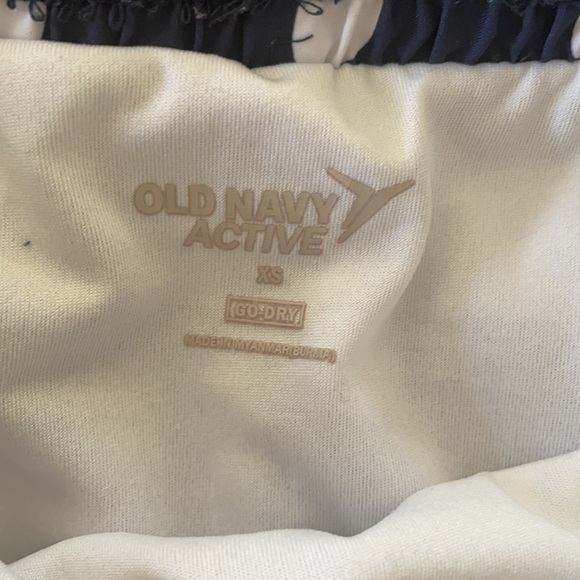 Old navy white and navy polka dot shorts! - Picture 4 of 4